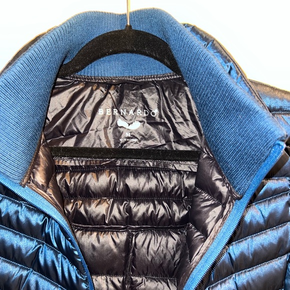 Bernardo Women's Peacock Blue Puffer Vest M excellent condition. - Picture 3 of 4